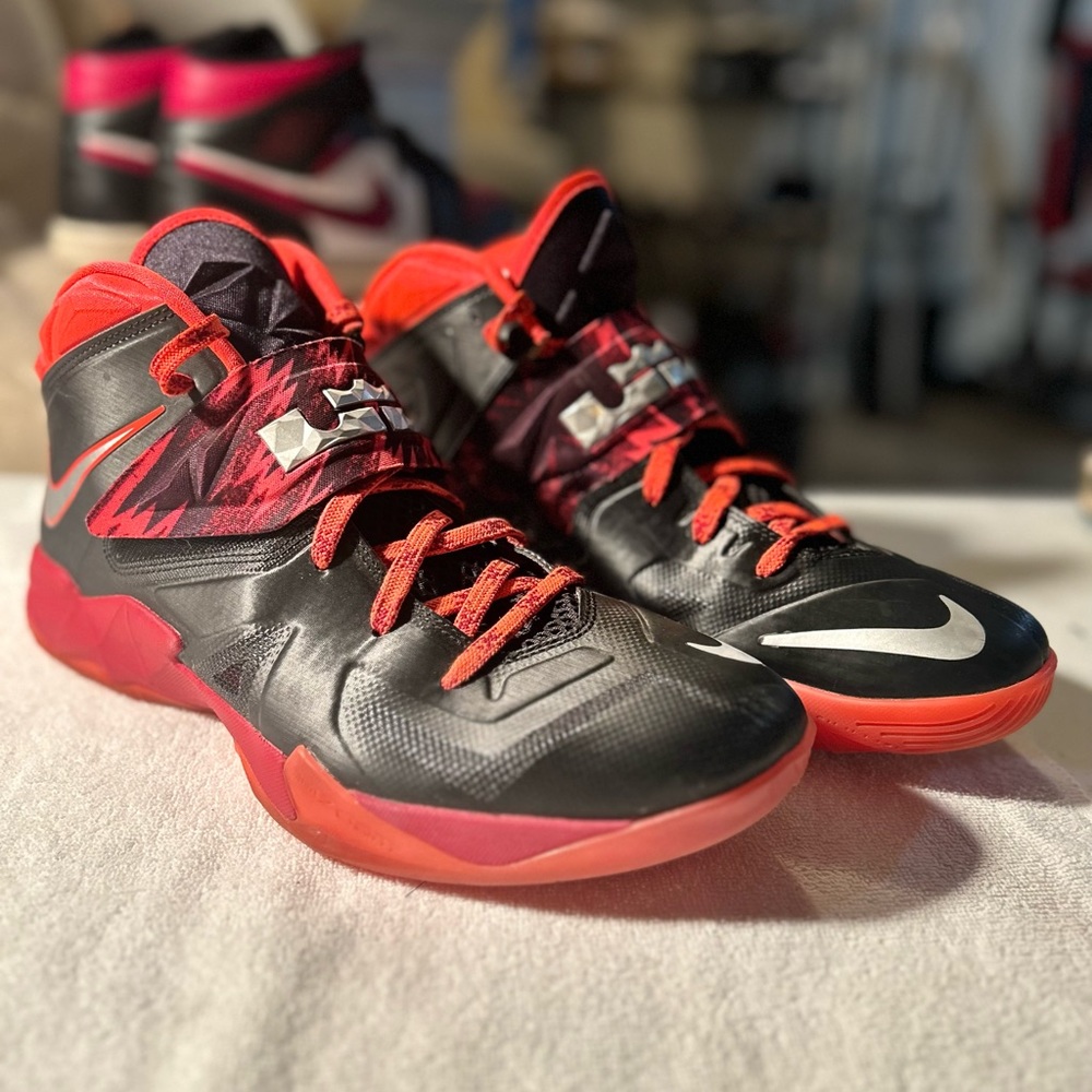 Nike Lebron Shoes Soldier 7 Black Crimson Size 11.5 609679-005